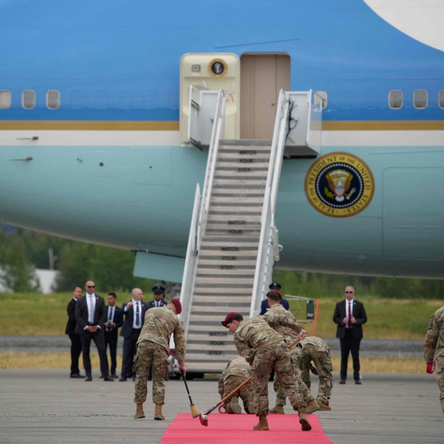 Američki vojnici razmataju tepih Vladimiru Putinu