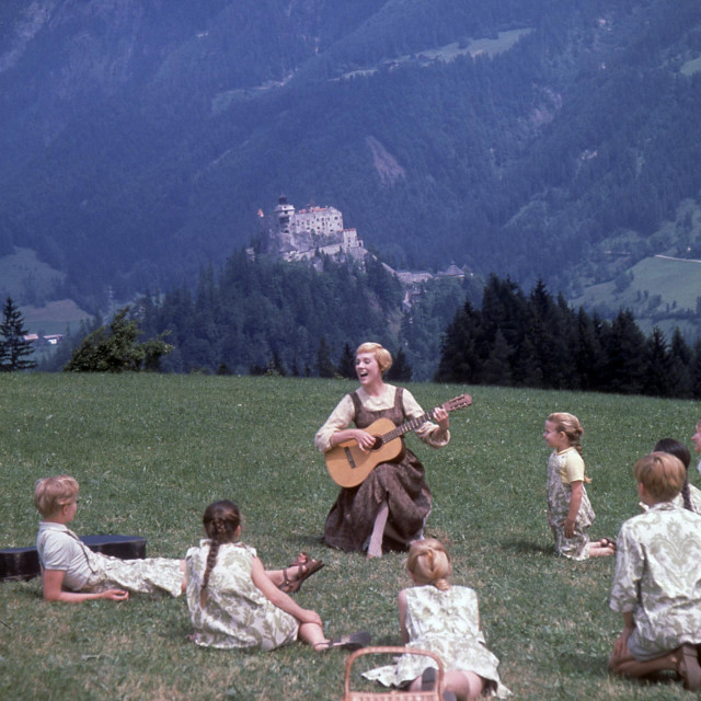 Maria Kutchera u svojoj autobiografiji piše da se prvo ”zaljubila” u djecu, pa tek puno kasnije u njihova oca