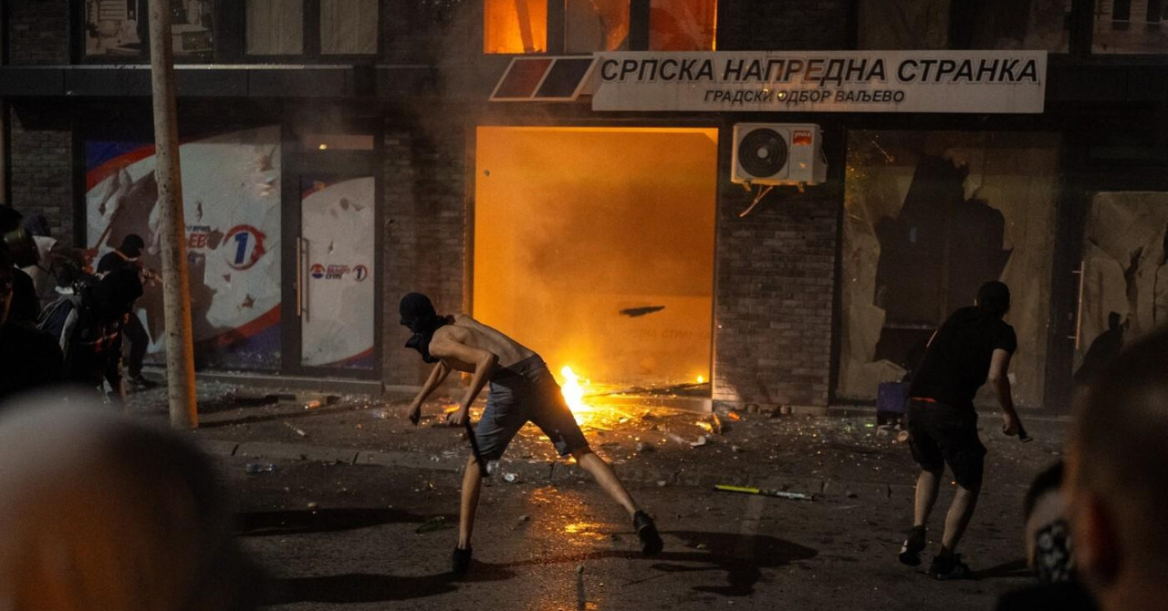 Vučić nakon kaotične večeri u Srbiji i demoliranog sjedišta SNS-a: ‘Sve maske su pale, odgovorni će biti kažnjeni‘