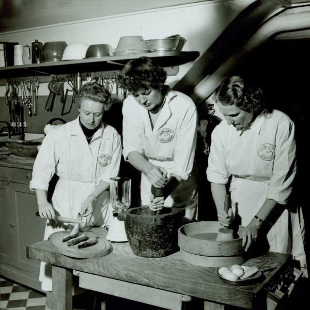 Simone Beck, Julia Child i Louisette Bertholle pripremaju ribu u Ecole de Trois Gourmandes, oko 1960. (Arhiv Simone Beck, Schlesinger Library, Harvard Radcliffe Institute)