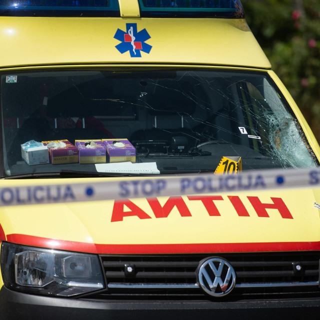 Zadar, 200822.
Krizanje Ulice brace Miroslava i Ulice Janka Perice.
U teskoj prometnoj nesreci u kojoj je sudjelovalo vozilo hitne pomoci, smrtno je stradao biciklist.
Na fotografiji: policijski ocevid na mjestu nesrece.