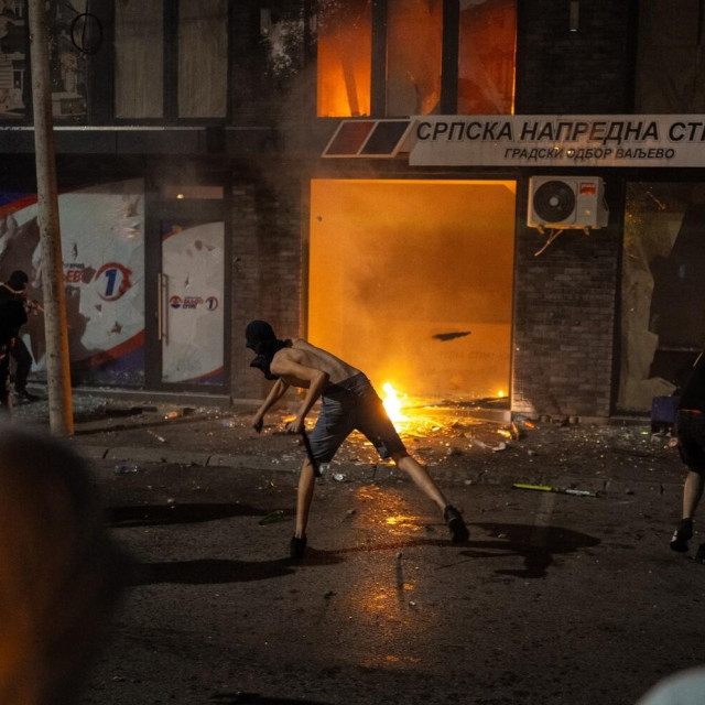 Novi neredi na protuvladinim prosvjedima, demolirane prostorije SNS-a u Valjevu