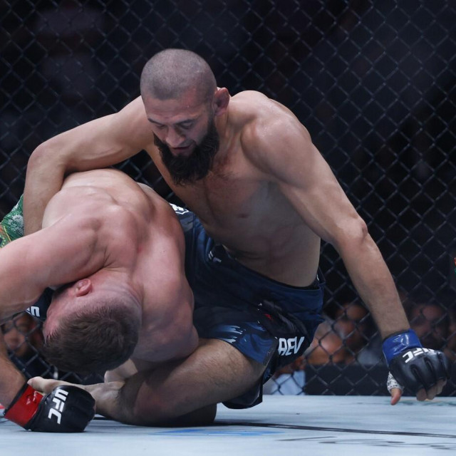 Aug 16, 2025; Chicago, Illinois, UNITED STATES; Dricus Du Plessis Murphy (red gloves) fights Khamzat Chimaev (blue gloves) during UFC 319 at United Center.,Image: 1029909219, License: Rights-managed, Restrictions: *** Worldwide Rights Except Baltics, China, Denmark, Finland, Germany, Hong Kong, Japan, Macau, Norway, Poland, South Korea, Sweden, and Taiwan *** No sales outside your territory. No 3rd parties. No redistribution ***, Model Release: no, Credit line: Imagn Images/ddp USA/Profimedia