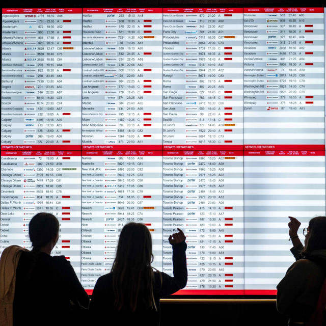 Putnici gledaju otkazane letove