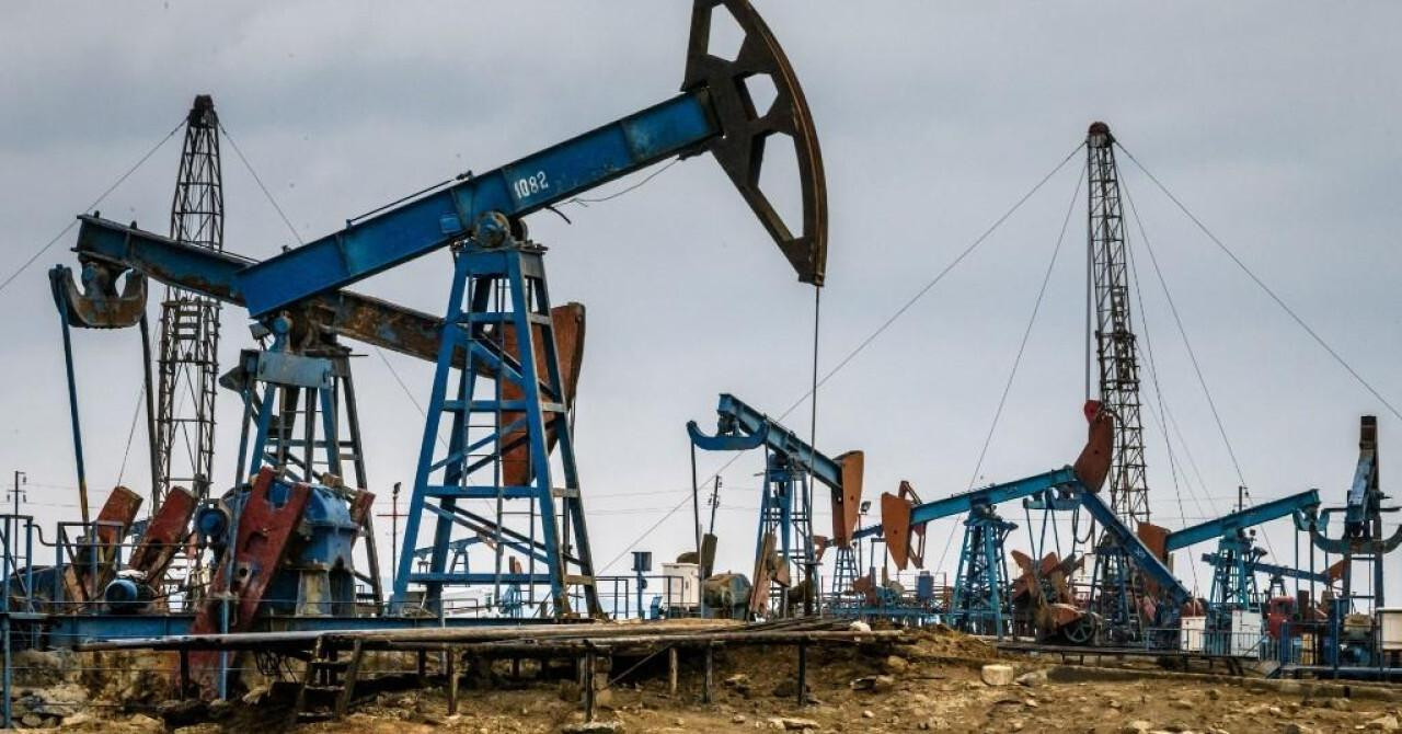 Cene nafte padle že drugi teden zapored zaradi skrbi glede presežne ponudbe