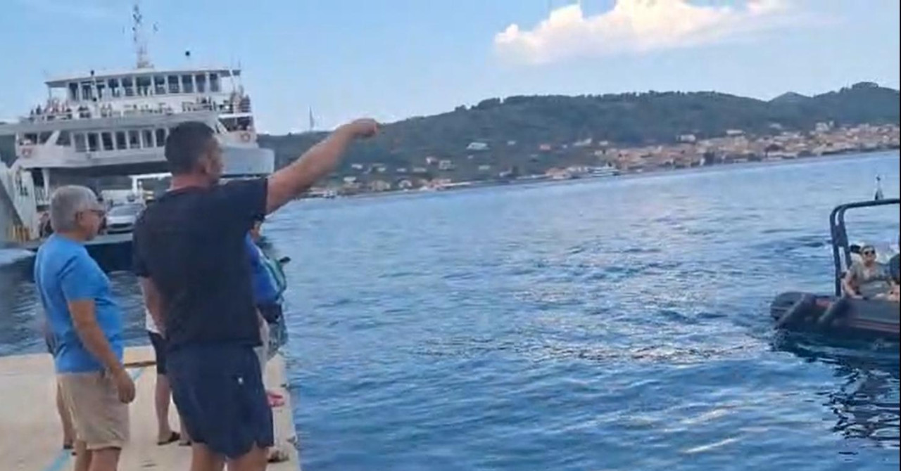 Prebivalci otoka Ošljak protestirali zaradi prevelikega navala turistov