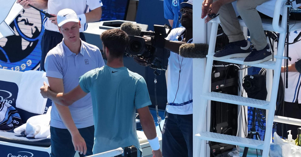 VIDEO Šok u finalu Cincinnatija! Sinner predao meč nakon 23 minute, Alcaraz ga tješio: ‘Oprostite, ali ne mogu‘