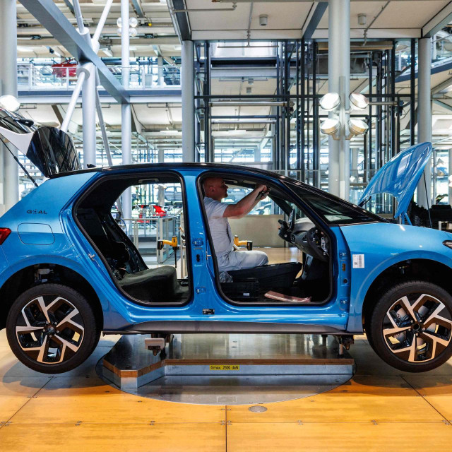 Zaposlenici rade na montažnoj traci za električni automobil Volkswagen (VW) ID.3 njemačkog proizvođača automobila Volkswagen, u proizvodnom pogonu ‘Transparentna tvornica‘ (Glaeserne Manufaktur) u Dresdenu