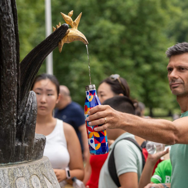 Ljudi pune boce s vodom u Green Parku u Londonu