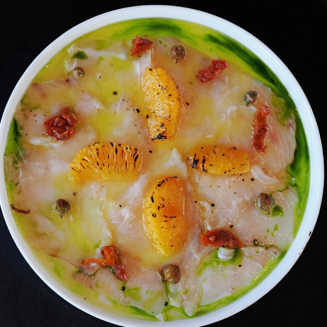 Carpaccio od gofa s karmeliziranom narančom 