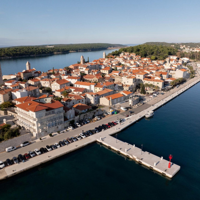 Luka Rab, rekonstrukcijom obale podignuta je postojeća obala te je spriječen utjecaj visokog mora i valova na plavljenje obale, a samim time omogućeno je cjelogodišnje korištenje luke i obale