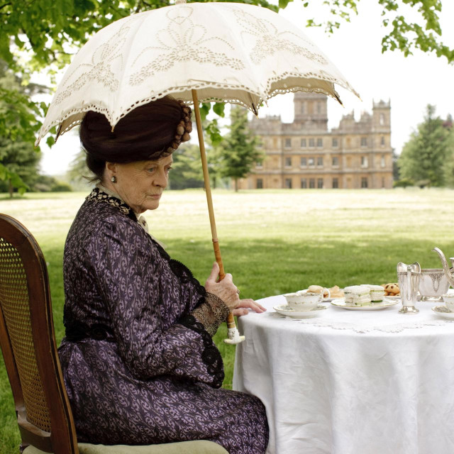 Scena iz serije s Maggie Smith, popodnevni čaj uz pogled na obiteljski dvorac