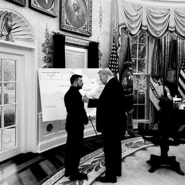 Zelenski i Trump ispred karte u Ovalnom uredu