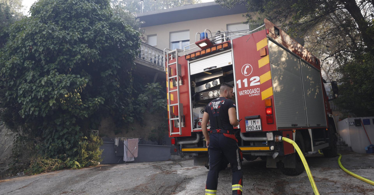 V požaru v stanovanju v Rovinju ena oseba poškodovana, stanovalci evakuirani