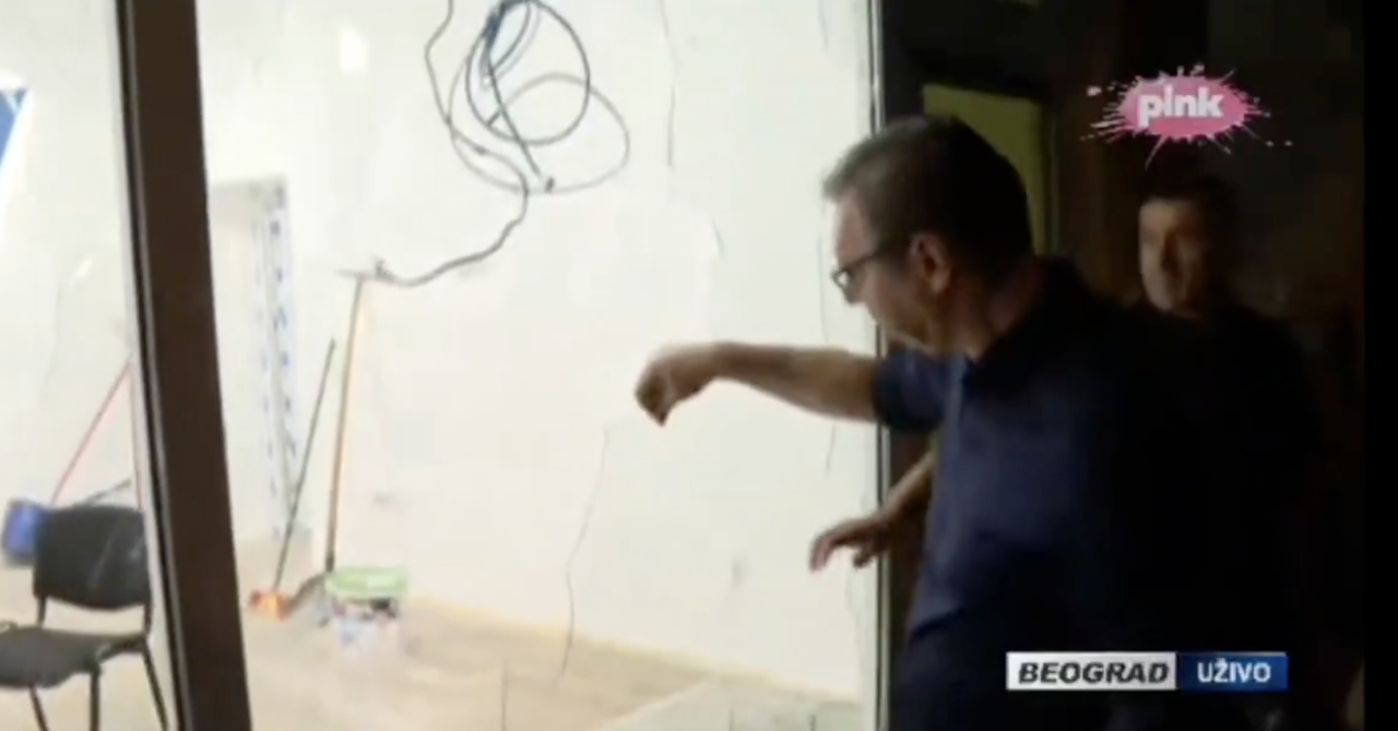 Vučić došao u prostorije SNS-a, počeo dirati razbijeno staklo pa se porezao. Snimka odmah postala hit