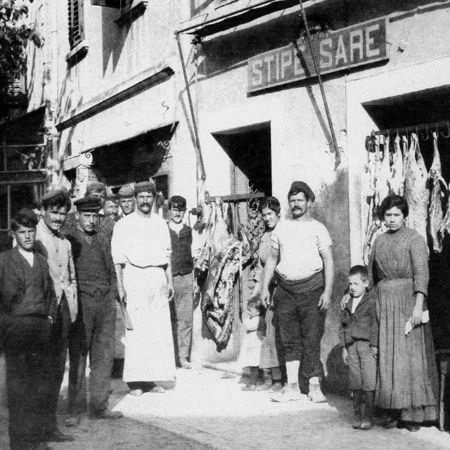 Kuća i mesnica Stipe Šare u Zlarinskom prolazu 1913.
Njihovu prodavaonicu Šibenčani su zvale ”u Šare” i mnogo godina nakon nacionalizacije