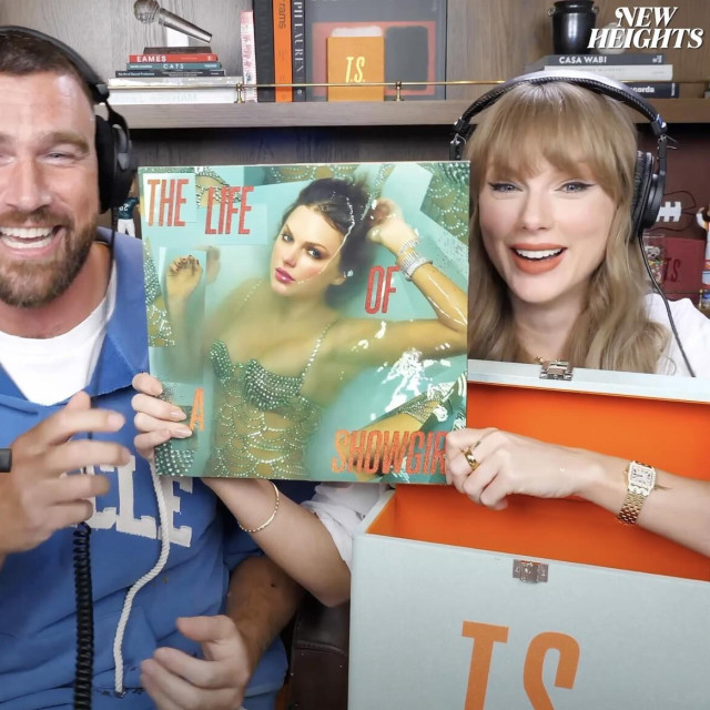 Travis Kelce i Taylor Swift drže u rukama njezin novi album ”The Life of a Showgirl”