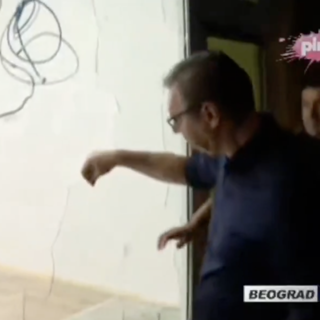 Vučić i oštećeno staklo na prostoriji SNS-a