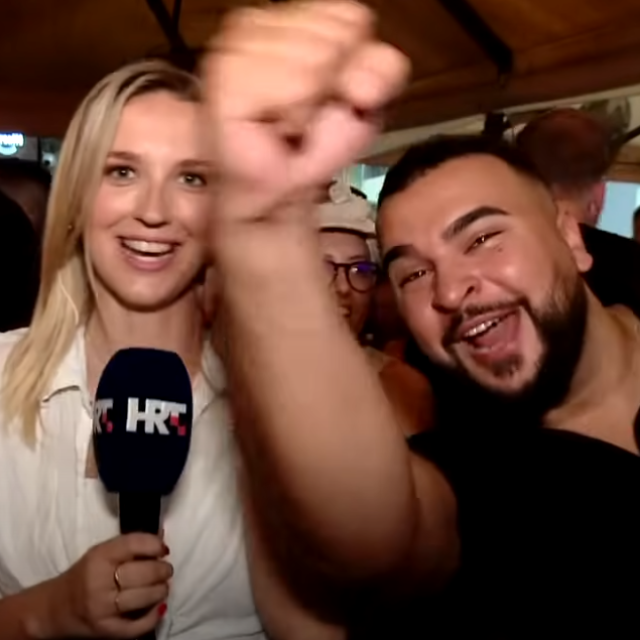 Tijekom javljanja novinarke uživo u Dnevnik HRT-a posjetitelj viče ‘za dom spremni‘ (pred kraj 18. minute priloga)