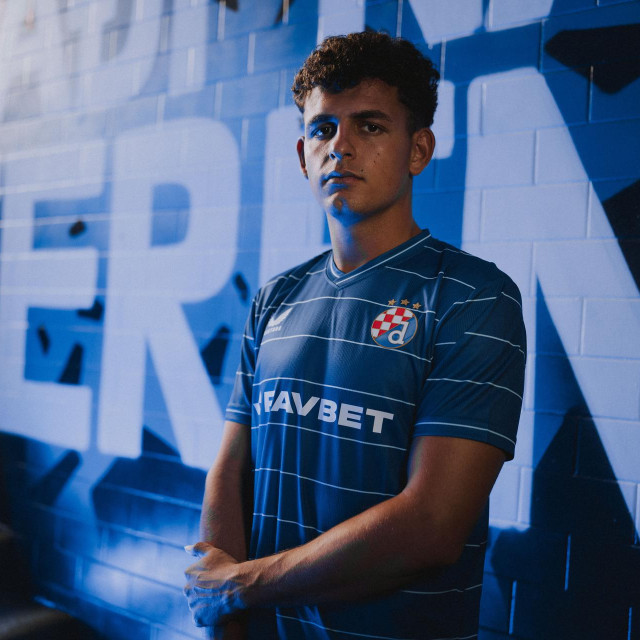 Španjolski branič u prošloj je sezoni upisao šest nastupa kod Hansija Flicka u Barceloni, a pritom je osvojio La Ligu i Kup kralja