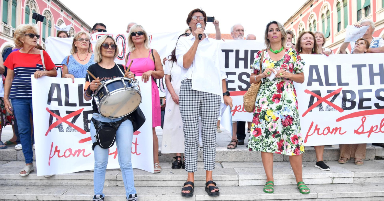 Splićani opet prosvjedovali zbog azbestnog broda, došao i Šuta, prosvjednica: ‘Ne bojim se reći - Debeljak je kriminalac‘