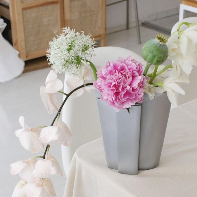 Buket vaza je prenesena verzija papirnatog zamatanja cvijeća kad ga donesete doma