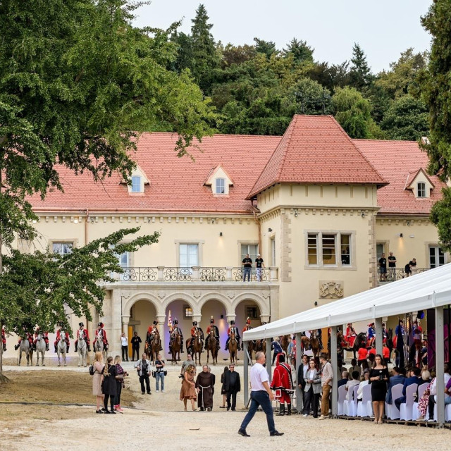 Dvorac Opeka se nalazi u samom Arboretumu Opeka, koji također prolazi obnovu