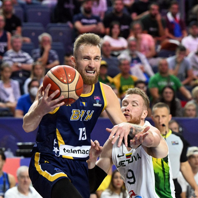 07 September 2022, North Rhine-Westphalia, Cologne: Basketball: European Championship, Lithuania - Bosnia-Herzegovina, preliminary round, Group B, Matchday 5, Lanxess Arena. Lithuania‘s Ignas Brazdeikis (r) and Bosnia-Herzegovina‘s Dzanan Musa fight for the ball. Photo: Federico Gambarini/dpa (Photo by FEDERICO GAMBARINI/dpa Picture-Alliance via AFP)