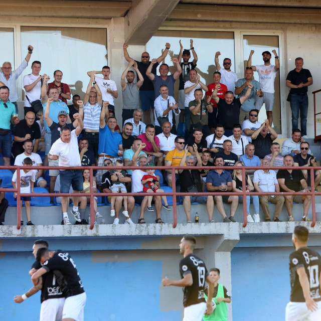 Nogometaši Marsonije slave gol pred navijačima, 2020.