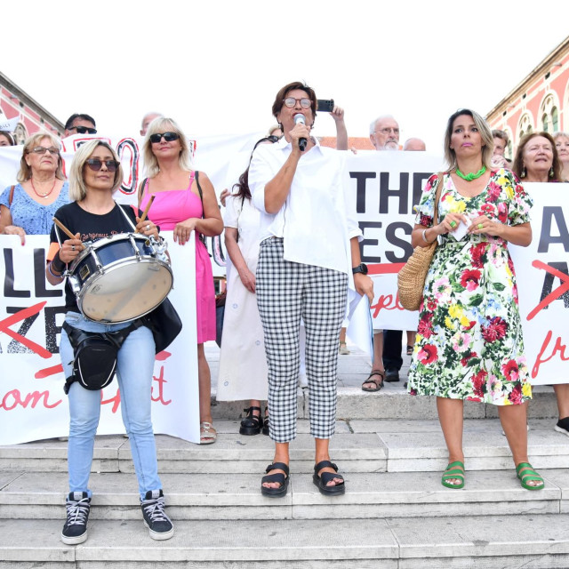 Prosvjed građana na Prokurativama zbog talijanskog broda Moby Drea, koji se nalazi u splitskom brodogradilištu Brodosplit zbog remonta i uklanjanja azbestnih panela.
Na fotografiji: Luci Lončar, Daniela Weber, građanska inicijativa Zdravi Split