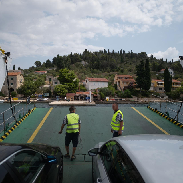Ošljak je najmanji naseljeni otok u Hrvatskoj koji vandaliziraju turisti koji dolaze turističkim brodovima