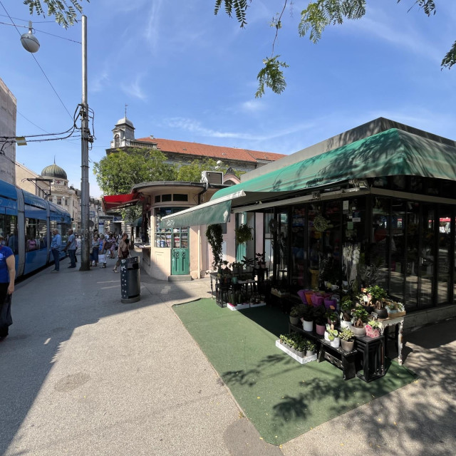 Pogled na južni rub trga i tramvajsku stanicu