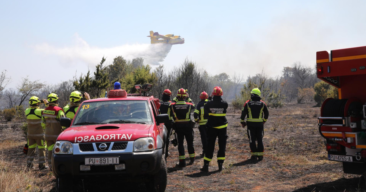 Veliki požar kod Neuma došao do kuća, mještani pomažu u obrani, stižu kanader i helikopter