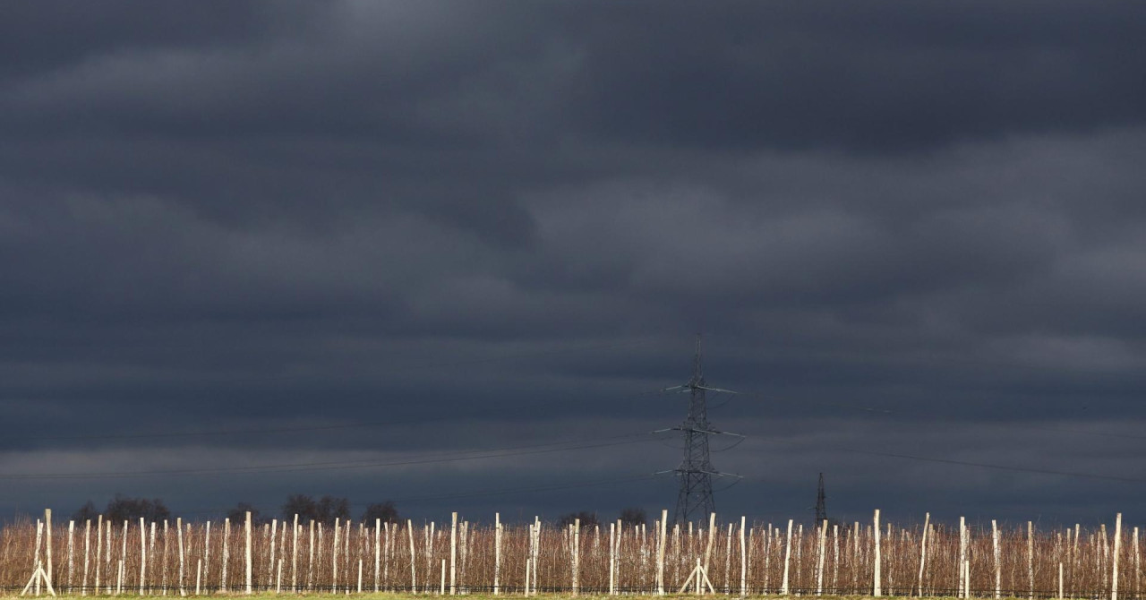 Vjetar čupao stabla u Osijeku, odletio krov praonice u KBC-u, oštećen i najelitniji slavonski hotel!