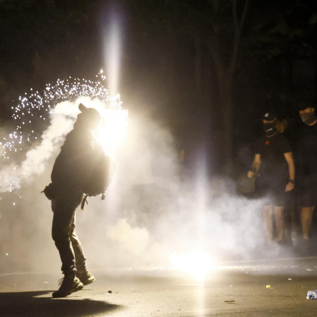 Neredi na prosvjedu u Beogradu