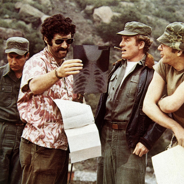 Elliot Gould i Donald Sutherland u filmu M.A.S.H.  