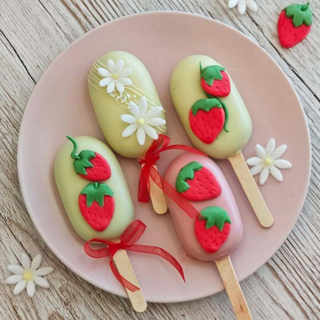 Posebno su nas osvojili mini čokoladni kolači s glazurom od čokolade i fondant ukrasima koji izgledaju poput sladoleda