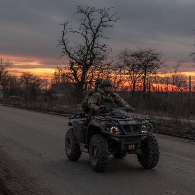 Ukrajinski vojnici na cesti kod Časiv Jara, za koji Rusi tvrde da su ga već osvojili