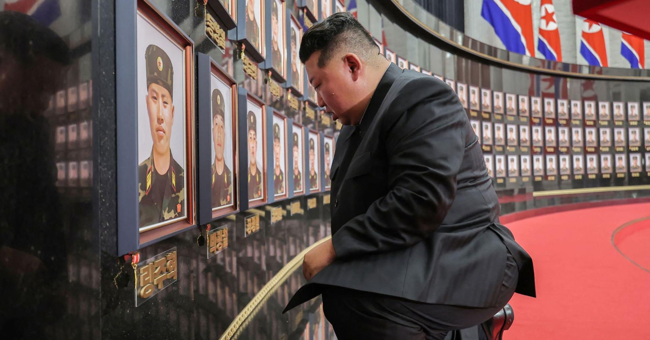 ‘Srce mi se lomi, osjećam bol‘; Kim na koljenima ispred slika poginulih vojnika u Kursku, plakao je, grlio djecu