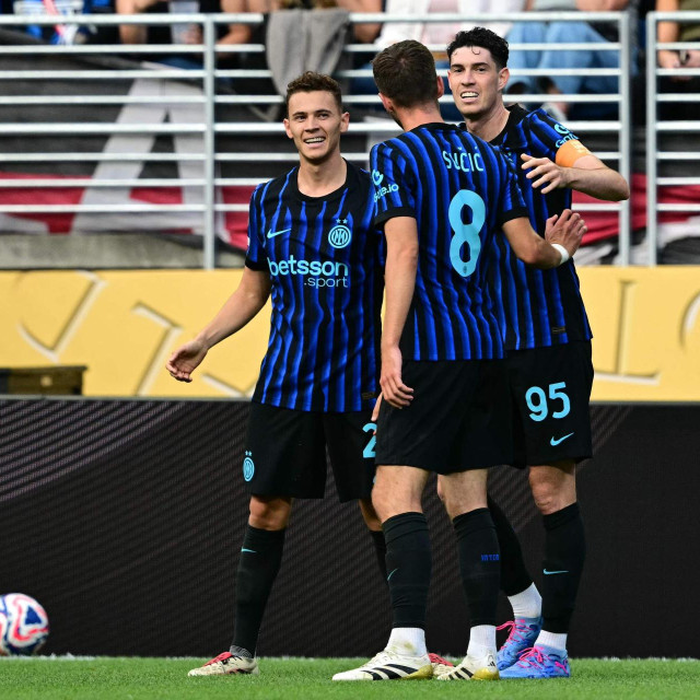  Alessandro Bastoni (desno)