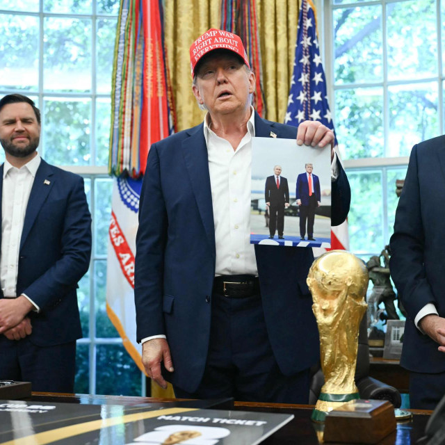 Donald Trump s fotografijom sebe i Vladimira Putina