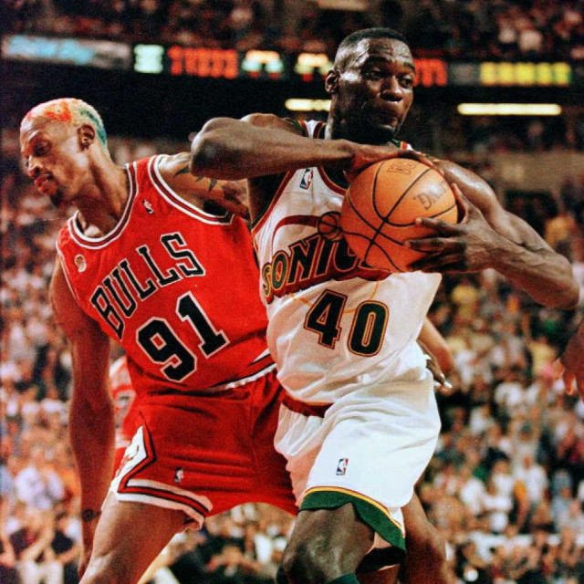 Shawn Kemp (desno) i Dennis Rodman (lijevo)
