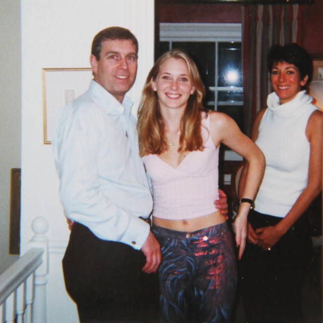 Princ Andrew u društvu Virginije Roberts, a iza njih stoji Ghislaine Maxwell