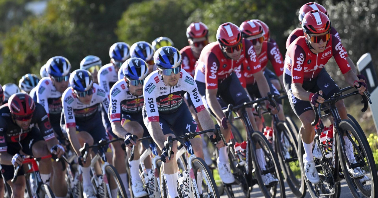 Strašna tragedija u Španjolskoj, 17-godišnjak poginuo nakon masovnog pada, hospitalizirano još 18 vozača