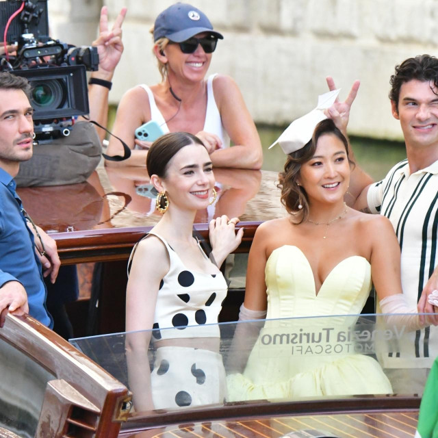 Lily Collins,Ashley Park, Eugenio Franceschini i Paul Forman