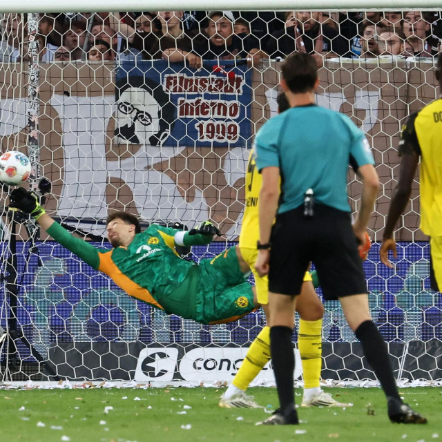 Gregor Kobel prima pogodak za 3:3 protiv St. Paulija