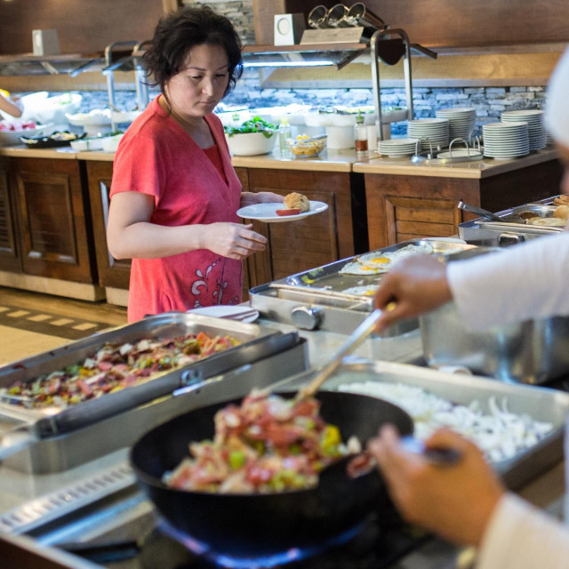 Švedski stol u turskom hotelu, ilustracija