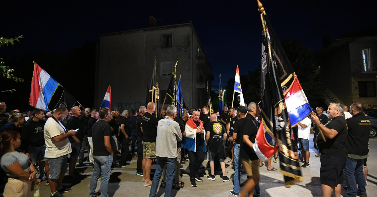 Pogledajte novi prosvjed branitelja: ‘Taj čovjek ne može u ovaj grad!‘; Vođa pobune: ‘Kći mi je suspendirana zbog Thompsona‘