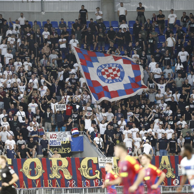 Torcida na Opus Areni