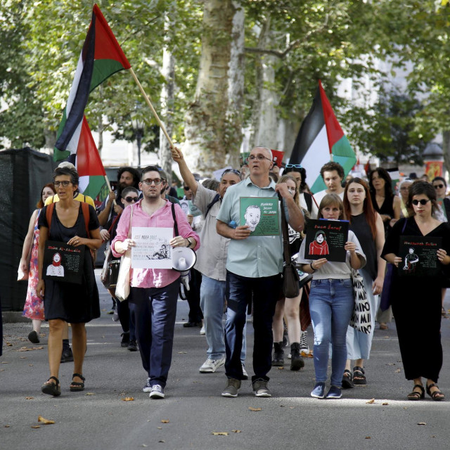 Na protestu koji se u Zagrebu održao u četvrtak  u organizaciji HND-a i SNH pojavilo se tek stotinjak građana. Većina nas koji su se našli na Zrinjevcu, ispred Ministarstva vanjskih poslova, dobro smo se poznavali
